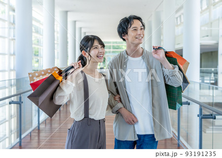 ショッピングモールでショッピングをする若いカップル ショッピングモールでショッピングをする若いカップル 93191235