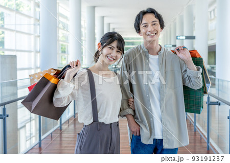 ショッピングモールでショッピングをする若いカップル 93191237