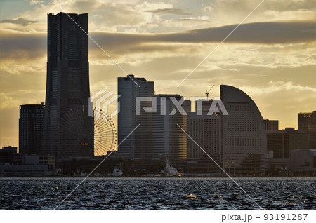 夕方の海と横浜みなとみらいの街並み 夕方の海と横浜みなとみらいの街並み 93191287