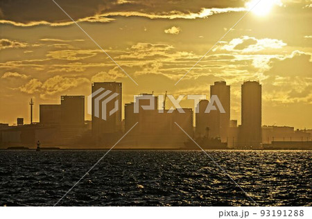 海の夕焼けと街並み 海の夕焼けと街並み 93191288