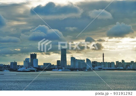 海と横浜みなとみらいの街並みと上空の雲 海と横浜みなとみらいの街並みと上空の雲 93191292