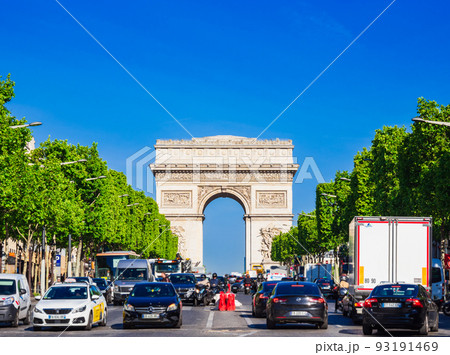 パリ　シャンゼリゼ通りと凱旋門　※一部ソフトフォーカス 93191469