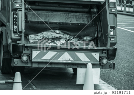 事業系ごみ（古紙）を回収するパッカー車 93191711