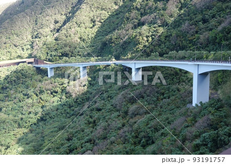 八丈島大賀郷・樫立地区を結ぶ道路橋　大坂トンネル付近からの展望 93191757