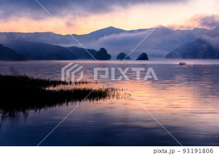 【福島県・裏磐梯】朝霧の中、目覚める秋元湖 【福島県・裏磐梯】朝霧の中、目覚める秋元湖 93191806