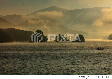 【福島県･裏磐梯】朝霧の中、目覚める秋元湖 93191814