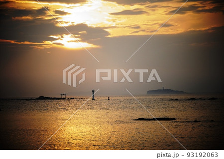海と黄昏、止まった時間が夏の終わりを告げる時 93192063