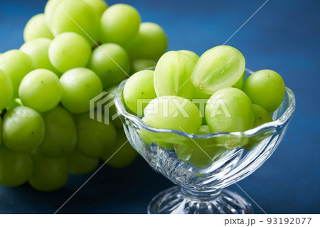 グラスの器に盛り付けたシャインマスカット 93192077