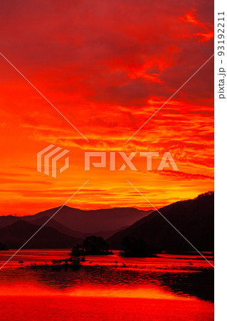 【福島県･裏磐梯】朝焼けで紅色に染まる秋元湖 93192211