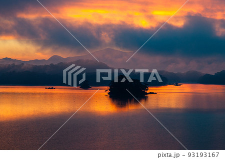 【福島県・裏磐梯】朝霧の中目覚める桧原湖 10月 【福島県・裏磐梯】朝霧の中目覚める桧原湖 10月 93193167