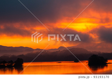 【福島県･裏磐梯】朝霧の中目覚める桧原湖 10月 93193170
