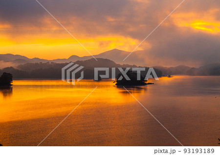 【福島県・裏磐梯】朝霧の中目覚める桧原湖 10月 【福島県・裏磐梯】朝霧の中目覚める桧原湖 10月 93193189