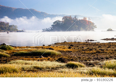 【福島県･裏磐梯】朝霧の中目覚める桧原湖 10月 93193226