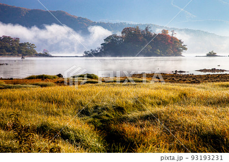 【福島県･裏磐梯】朝霧の中目覚める桧原湖 10月 93193231