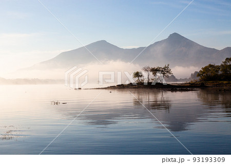 【福島県・裏磐梯】覚める磐梯山と桧原湖 10月 【福島県・裏磐梯】覚める磐梯山と桧原湖 10月 93193309