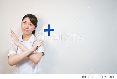 バツ印を持つ医療系の女性 バツ印を持つ医療系の女性 93193384