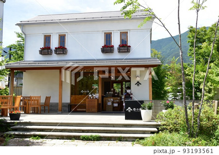冨士河口湖町 富士大石ハナテラス散策路とショップと新緑 冨士河口湖町 富士大石ハナテラス散策路とショップと新緑 93193561