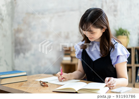 勉強する若い女性 勉強する若い女性 93193786