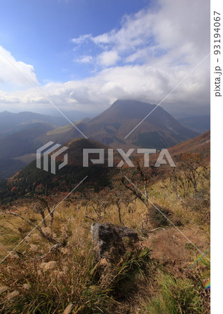 鶴見岳の展望所から望む秋の由布岳 ( 2021年11月 大分県 別府市 ) 93194067