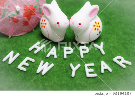 ウサギの置物とアルファベット HAPPY NEW YEAR ウサギの置物とアルファベット HAPPY NEW YEAR 93194107
