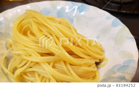 茹でてからちょっと時間が経過したパスタ 93194252