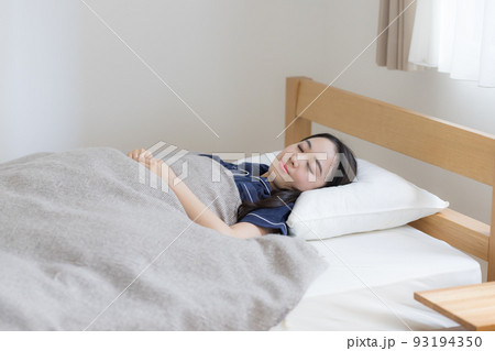 ベッドで熟睡する若い女性 ベッドで熟睡する若い女性 93194350