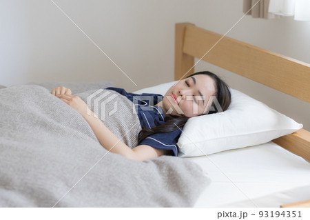 ベッドで熟睡する若い女性 ベッドで熟睡する若い女性 93194351