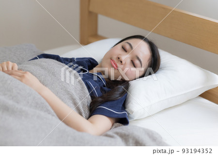 ベッドで熟睡する若い女性 ベッドで熟睡する若い女性 93194352