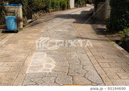 住宅地の中にある石畳の道 住宅地の中にある石畳の道 93194690
