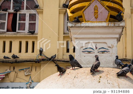 ネパール カトマンズの広場に建つ仏教寺院のストゥーパのカーススワヤンブ. ネパール カトマンズの広場に建つ仏教寺院のストゥーパのカーススワヤンブ. 93194886