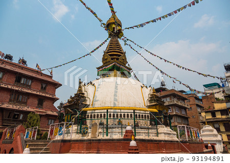 ネパール　カトマンズの広場に建つ仏教寺院のストゥーパのカーススワヤンブ 93194891