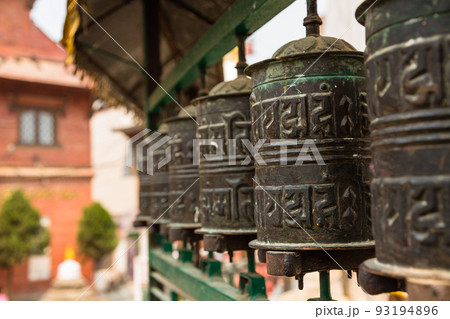 ネパール　カトマンズの広場に建つ仏教寺院のマニ車 93194896