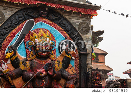 ネパール 首都カトマンズのダルバール広場に建つヒンドゥー教の寺院と