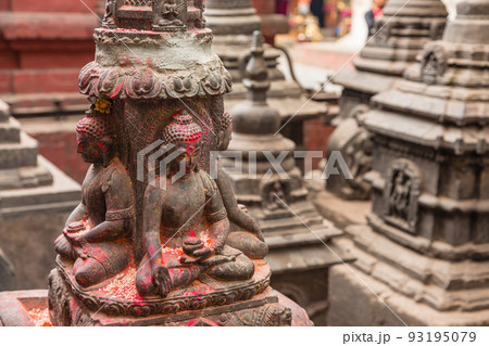 ネパール　カトマンズのモンキー・テンプルとも言われるスワヤンブナート寺院 93195079