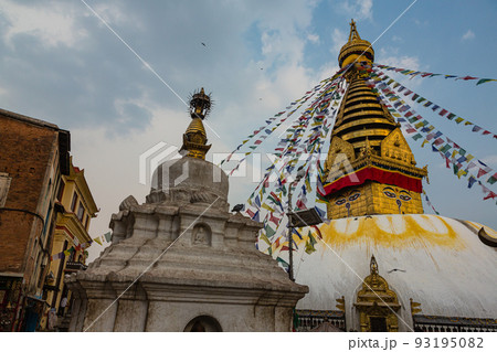 ネパール カトマンズのモンキー・テンプルとも言われるスワヤンブナート寺院の仏塔 ネパール カトマンズのモンキー・テンプルとも言われるスワヤンブナート寺院の仏塔 93195082
