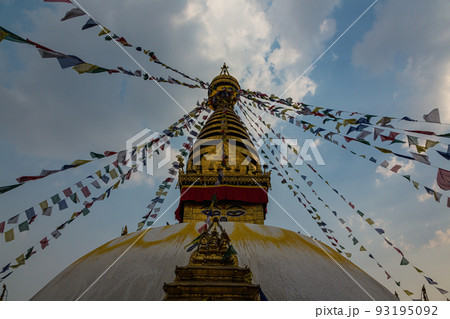 ネパール　カトマンズのモンキー・テンプルとも言われるスワヤンブナート寺院の仏塔 93195092
