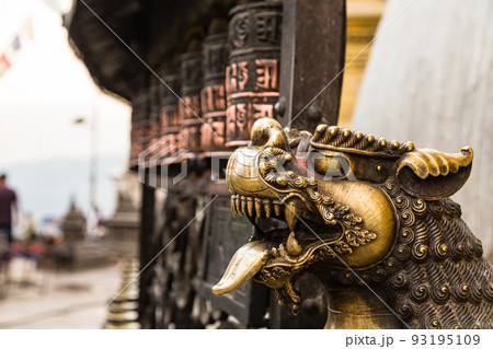 ネパール カトマンズのモンキー・テンプルとも言われるスワヤンブナート寺院 ネパール カトマンズのモンキー・テンプルとも言われるスワヤンブナート寺院 93195109