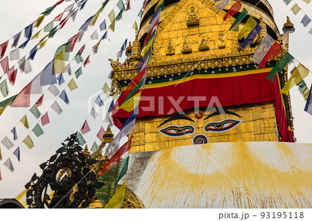 ネパール　カトマンズのモンキー・テンプルとも言われるスワヤンブナート寺院の仏塔 93195118