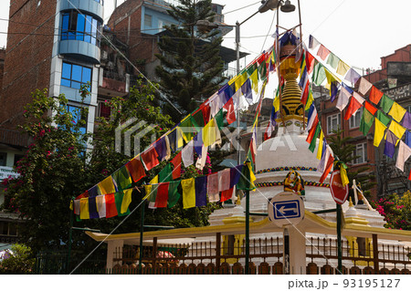 ネパール カトマンズのタメル地区に建つストゥーパ ネパール カトマンズのタメル地区に建つストゥーパ 93195127