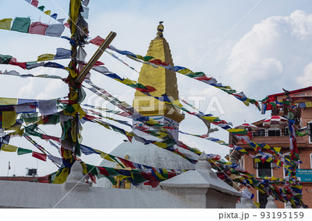 ネパール カトマンズにあるネパール最大のストゥーパであるボダナートとはためくタルチョー ネパール カトマンズにあるネパール最大のストゥーパであるボダナートとはためくタルチョー 93195159