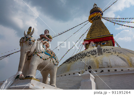 ネパール　カトマンズにあるネパール最大のストゥーパであるボダナートとはためくタルチョー 93195264