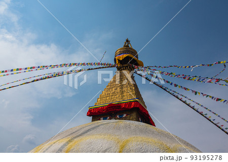 ネパール　カトマンズにあるネパール最大のストゥーパであるボダナートとはためくタルチョー 93195278