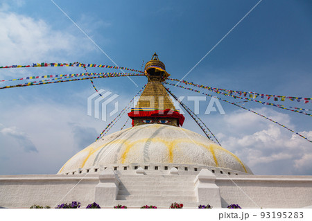 ネパール カトマンズにあるネパール最大のストゥーパであるボダナートとはためくタルチョー ネパール カトマンズにあるネパール最大のストゥーパであるボダナートとはためくタルチョー 93195283