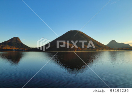 [定額] 晩秋の榛名湖と榛名山の風景 93195286