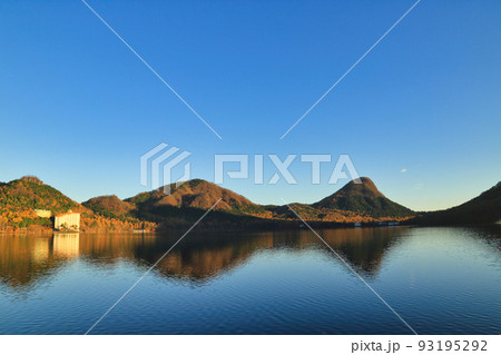[定額] 晩秋の榛名湖と榛名山の風景 93195292