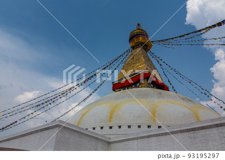 ネパール　カトマンズにあるネパール最大のストゥーパであるボダナートとはためくタルチョー 93195297