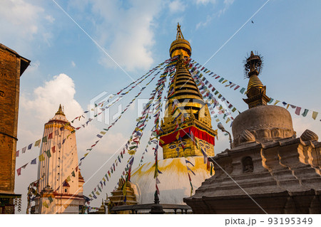 ネパール　カトマンズのモンキー・テンプルとも言われるスワヤンブナート寺院の仏塔 93195349