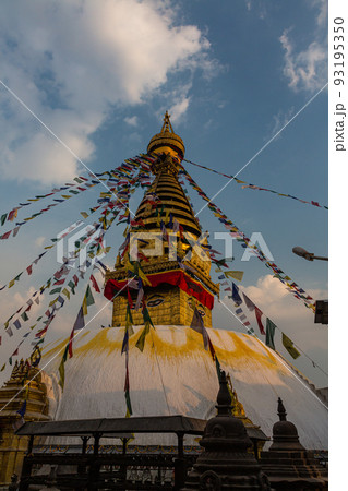 ネパール カトマンズのモンキー・テンプルとも言われるスワヤンブナート寺院の仏塔 ネパール カトマンズのモンキー・テンプルとも言われるスワヤンブナート寺院の仏塔 93195350