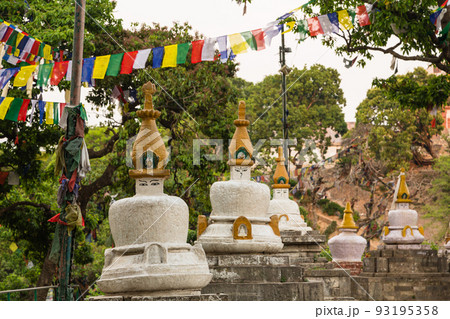 ネパール カトマンズのスワヤンブナート寺院手前にある寺院 ネパール カトマンズのスワヤンブナート寺院手前にある寺院 93195358