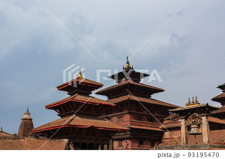 ネパール　パタンのダルバール広場に建つ旧王宮とタレジュの鐘とハリ・シャンカル寺院 93195470